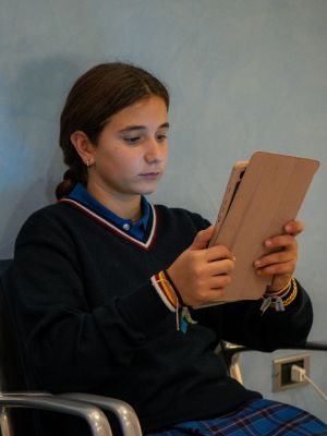 Pantallas bajo control: protege la salud visual infantil