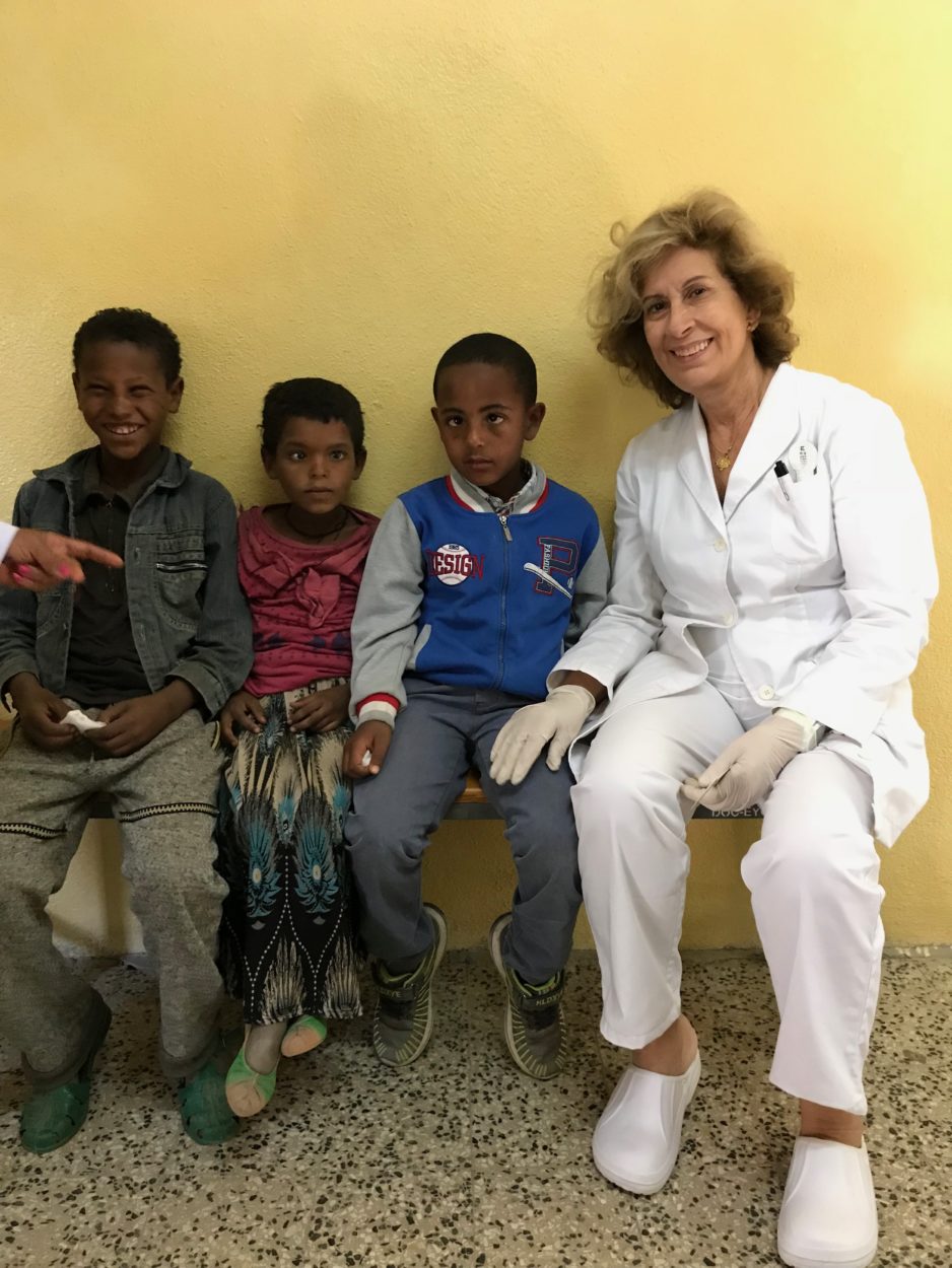 La Dra. Rusiñol con niños con estrabismo.