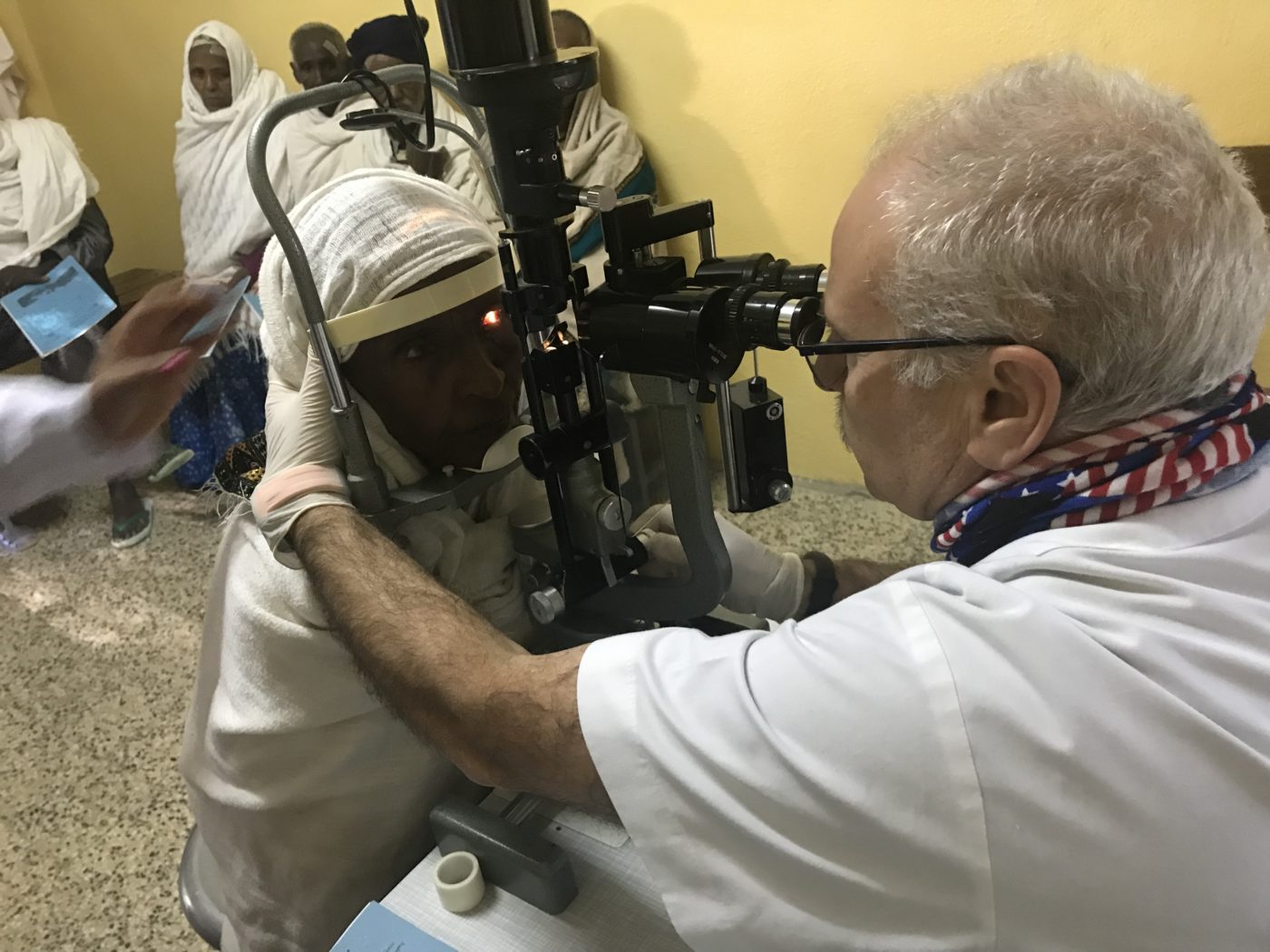 El Dr. Rodríguez Infante visitando a un paciente.