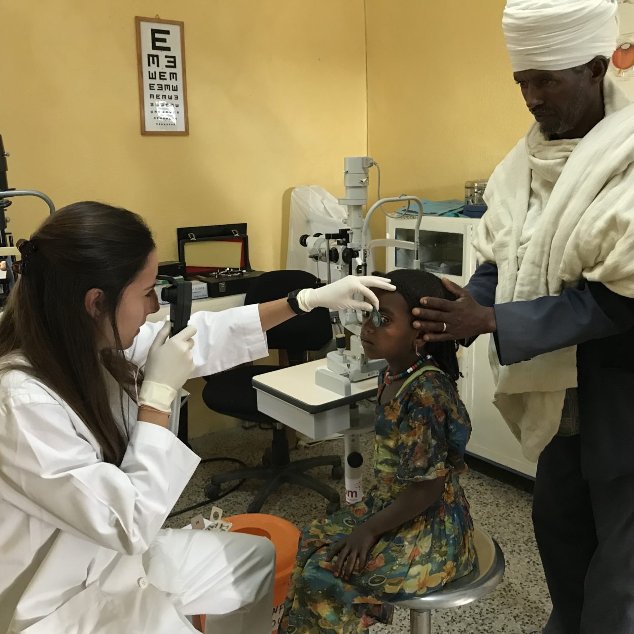 Optometrista Laura Zúñiga graduando la vista a una niña