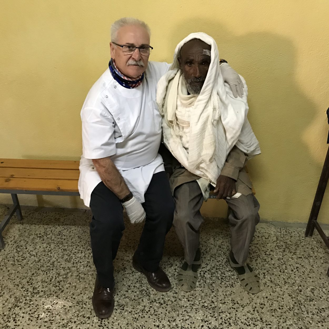 Dr. Rodríguez con un pacient operado