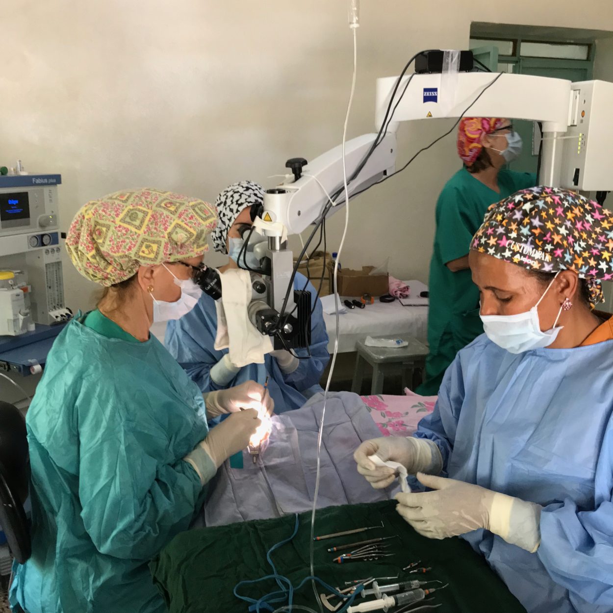 La Dra. Rusiñol preparando a una niña para la operación de estrabismo