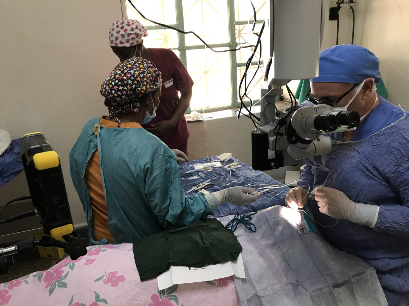 Dr. Rodríguez operando