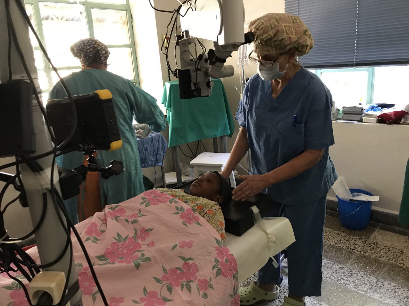 La Dra. Rusiñol preparando a una niña para la operación de estrabismo