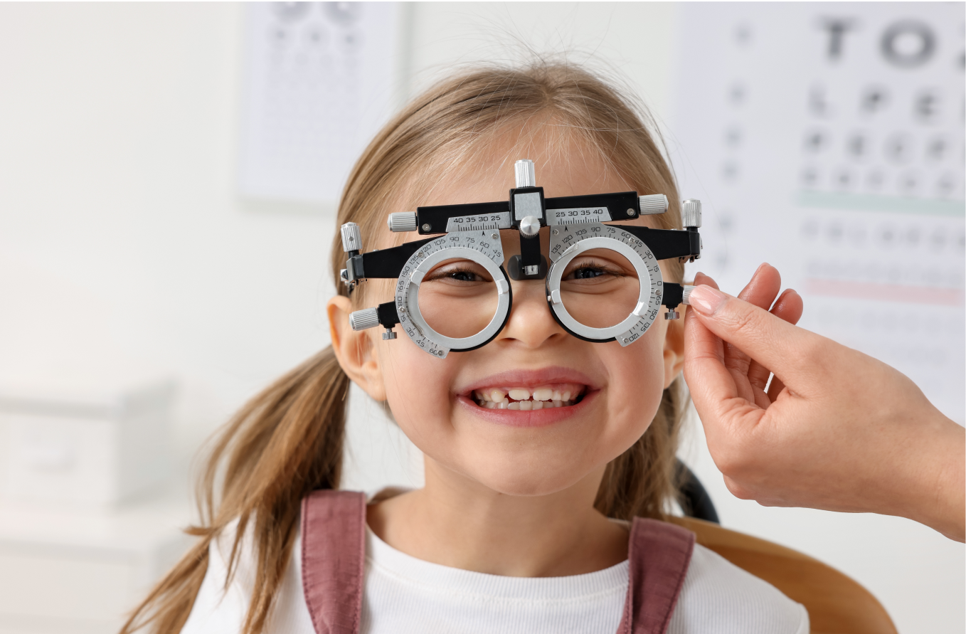 Infante en una revisión ocular con gafas de prueba optométricas.