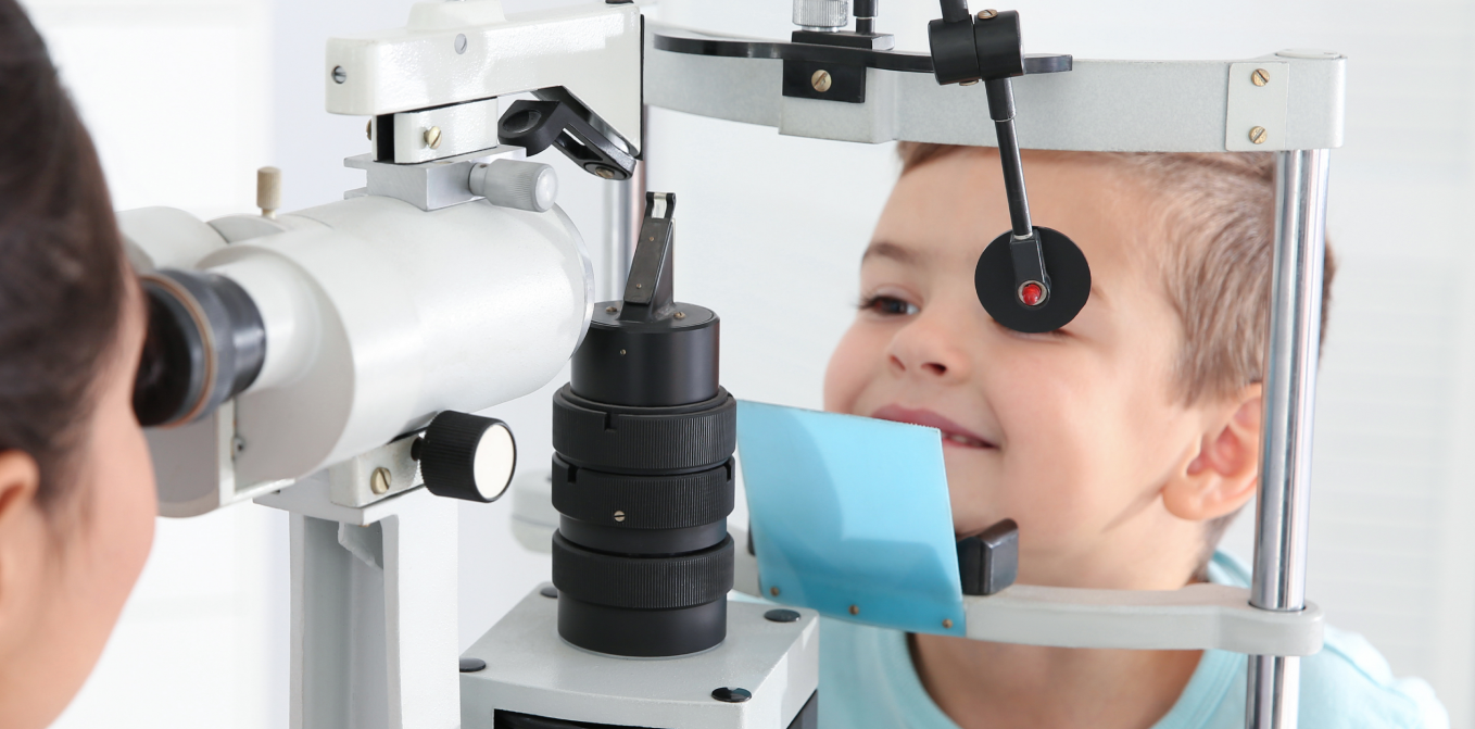 Revisión ocular a un niño con gafas de prueba optométricas.