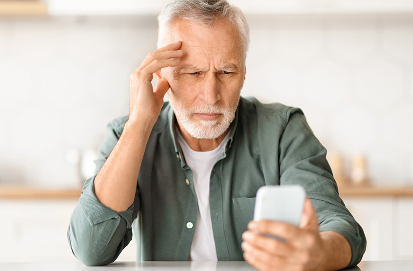 Pacient llegint sense ulleres després de cirurgia per presbícia