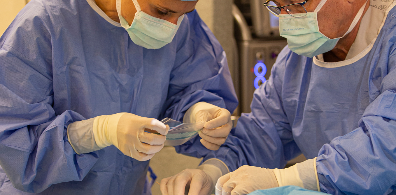 Médico oftalmólogo preparando el área quirúrgica antes de operar una catarata