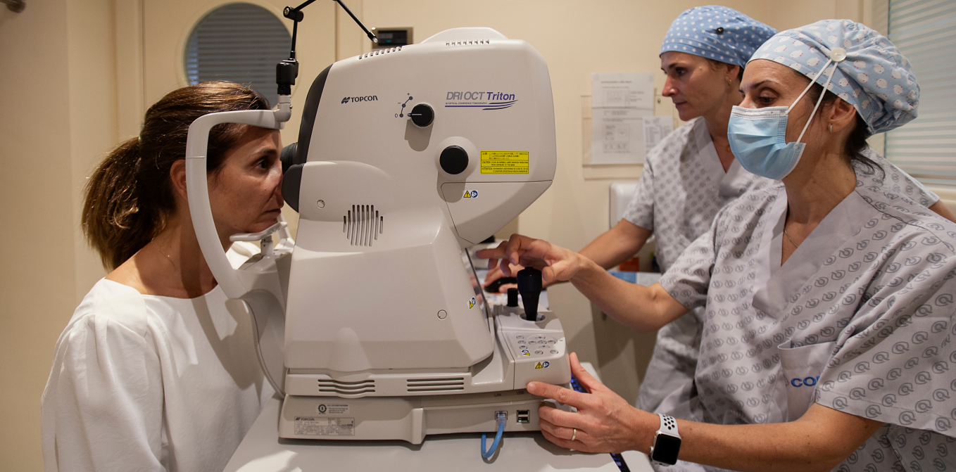Oftalmólogo examinando los ojos de un paciente con síntomas de ojo seco
