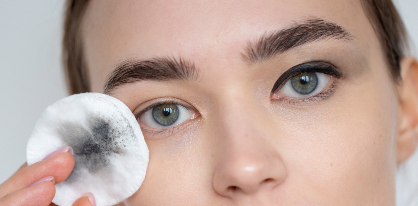 desmaquillando los ojos con algodón para prevenir la blefaritis y evitar la aparición de orzuelos.