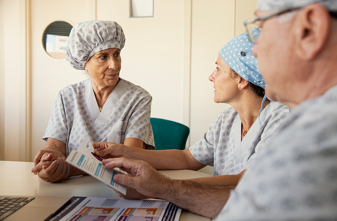 Equip mèdic revisant conjuntament informació clínica en una consulta oftalmològica.